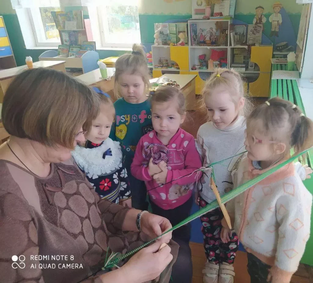 Белорусские пояса учатся ткать в Кухтичском детском саду