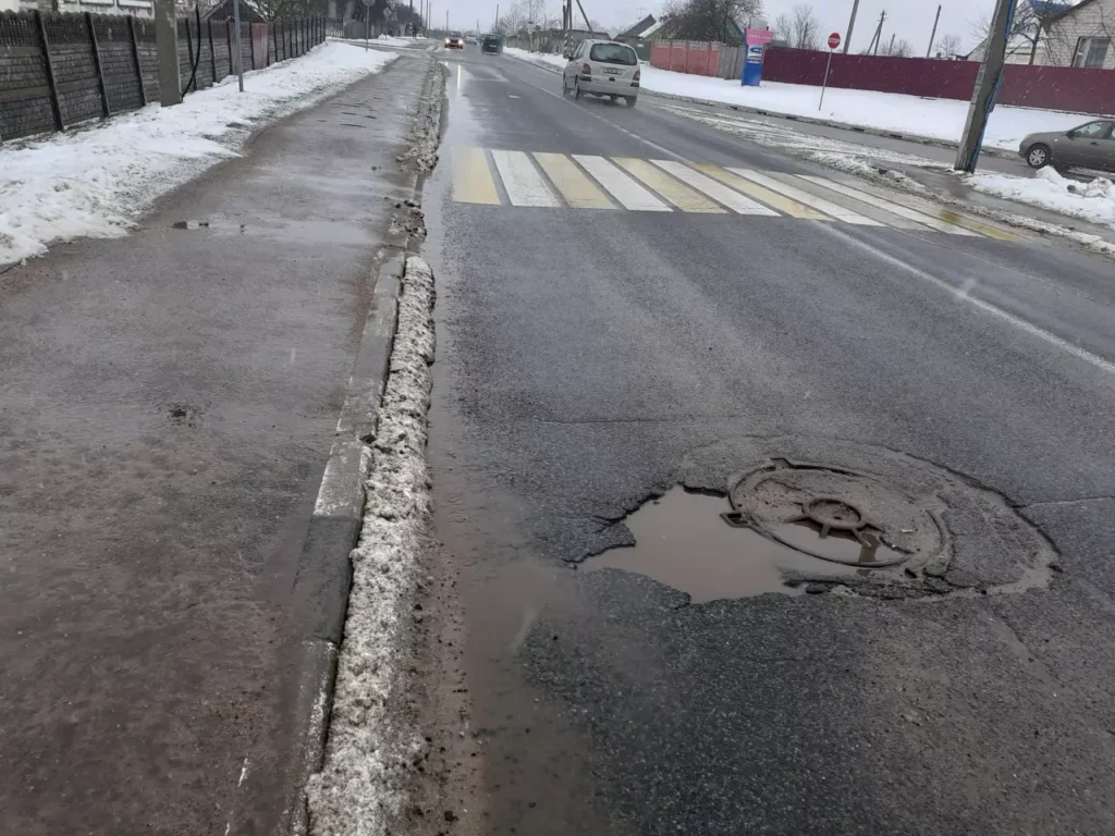 Отверстия вокруг люков на дорогах города требуют ремонта