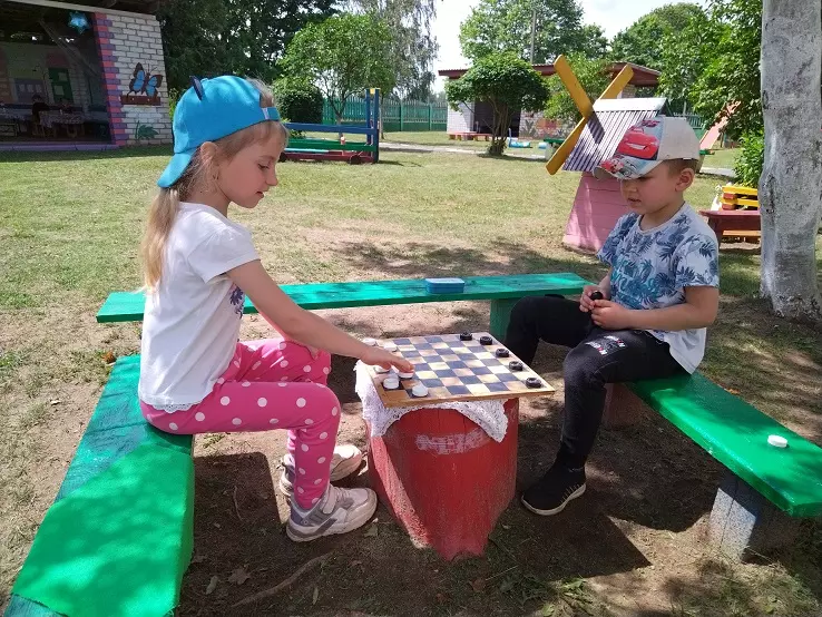 дети играют в шашки