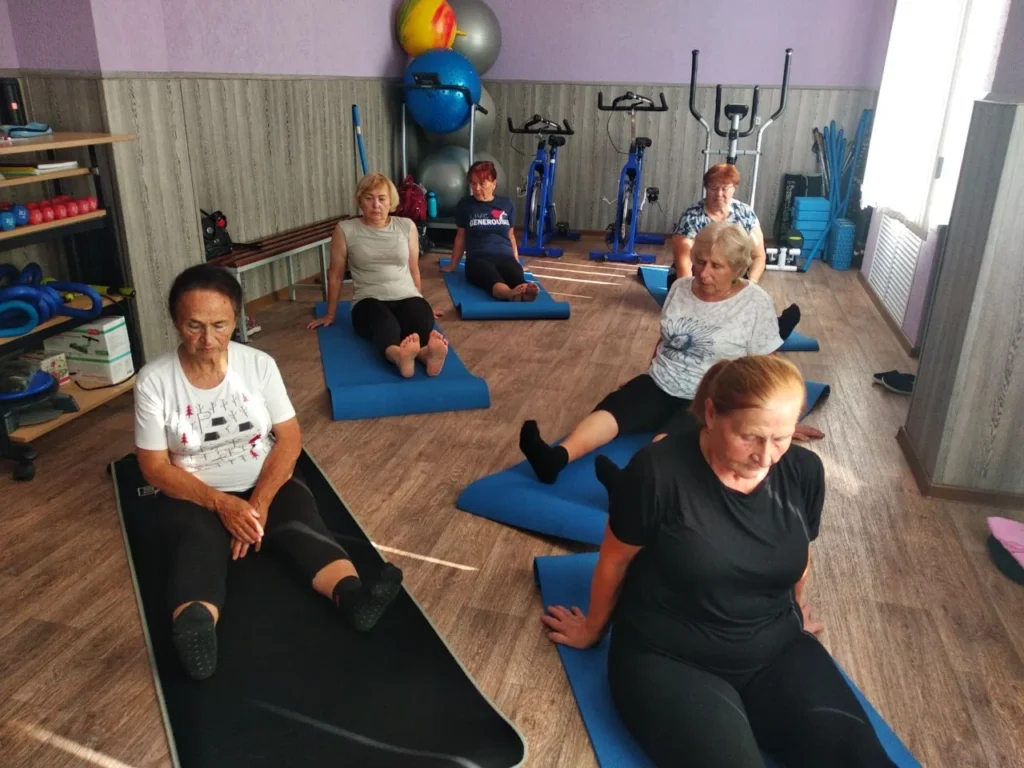 Уроки физкультуры проходят в ТЦСОН для людей 60+