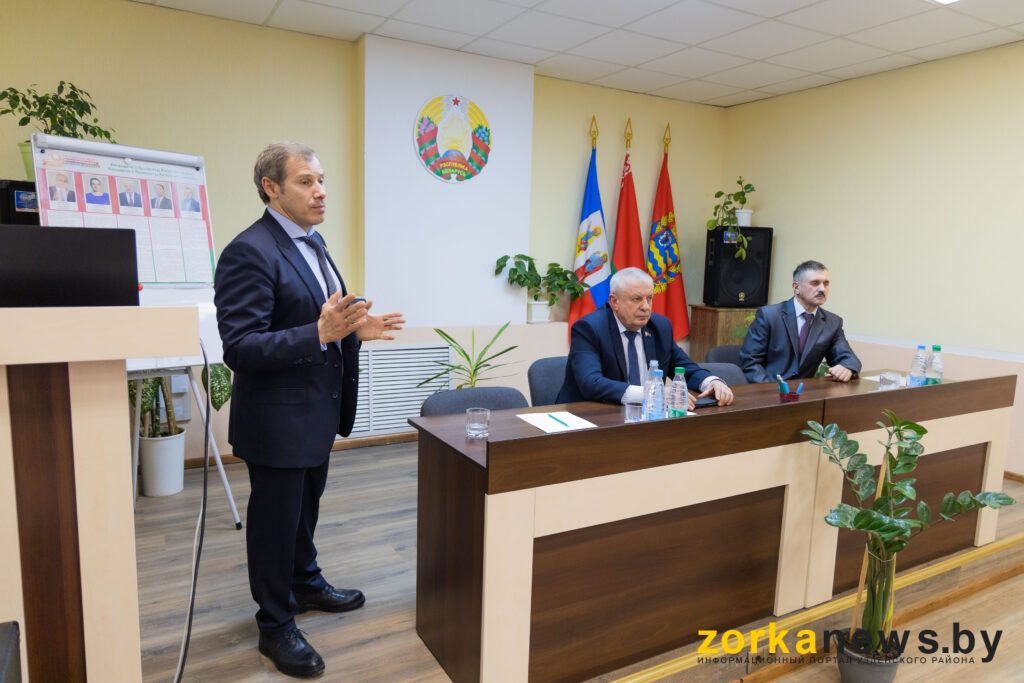 Доверенное лицо кандидата в Президенты Александра Лукашенко встретился с медиками в Узде