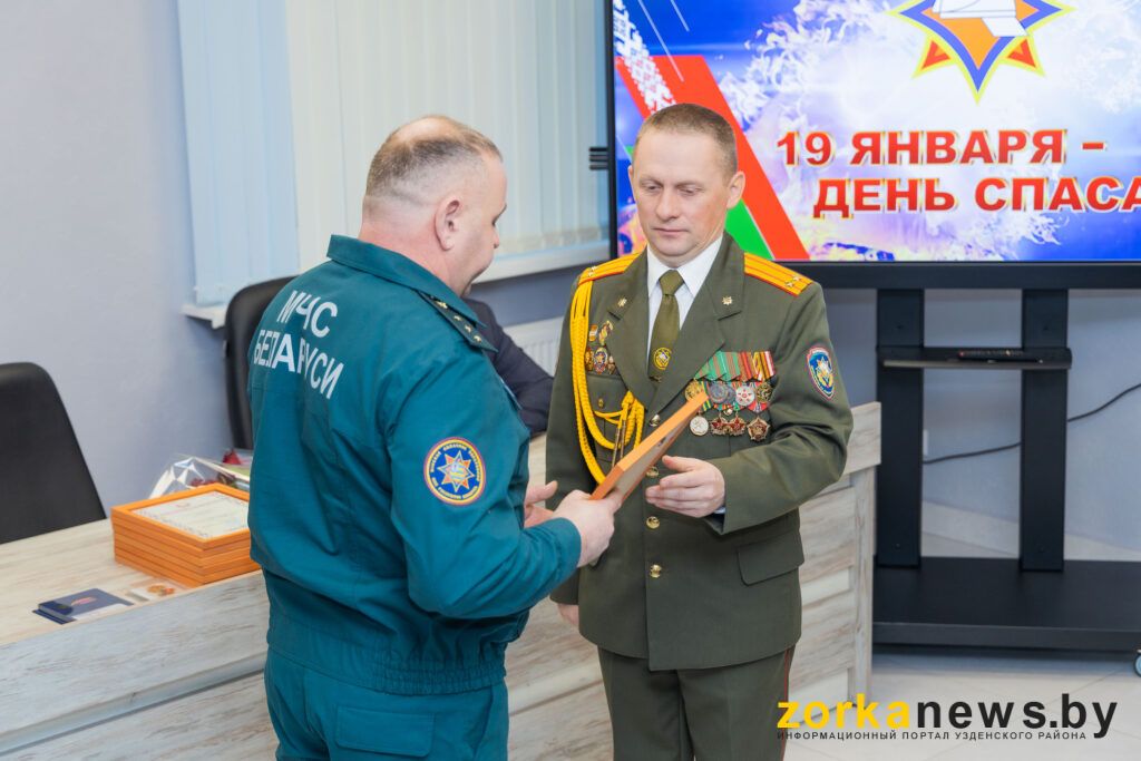 Титко вручает благодарность