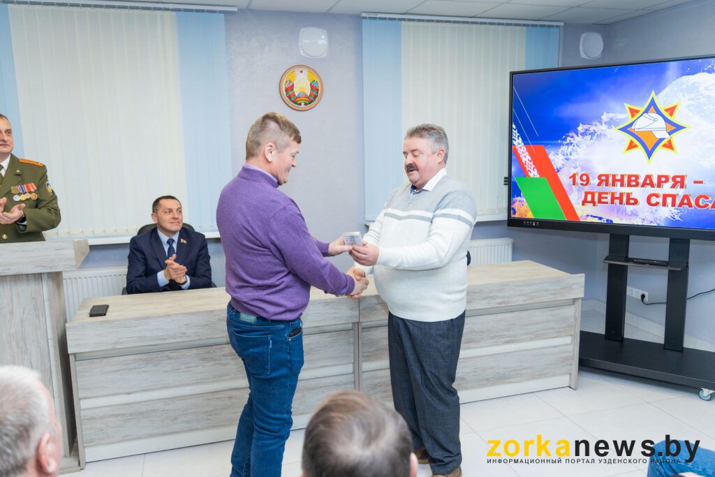 вручение нагрудного знака