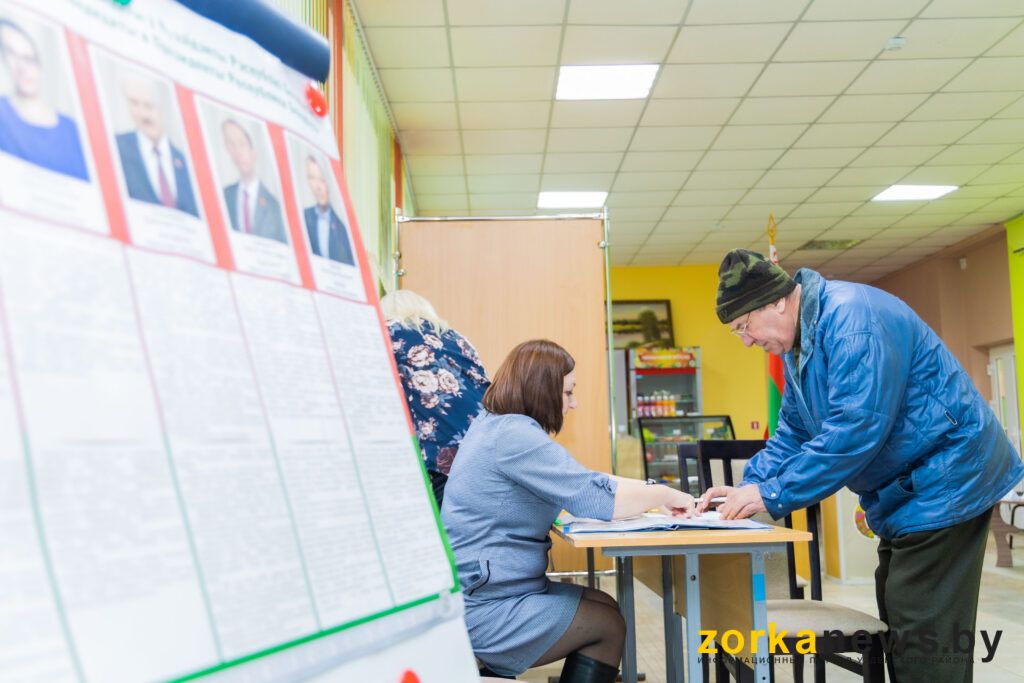 Активность на участках для голосования в Узде наблюдается с первых минут открытия