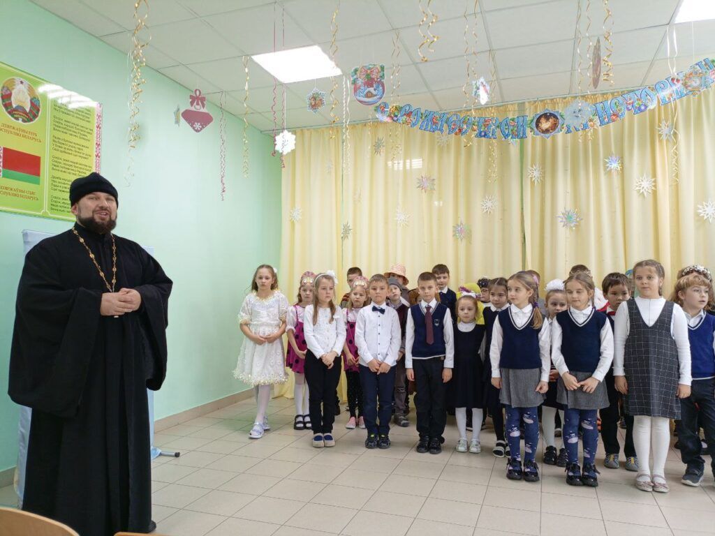 священник
