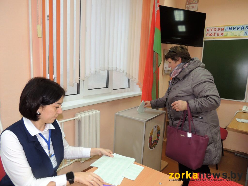женщина голосует