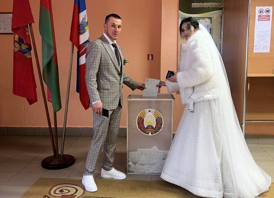 молодожены