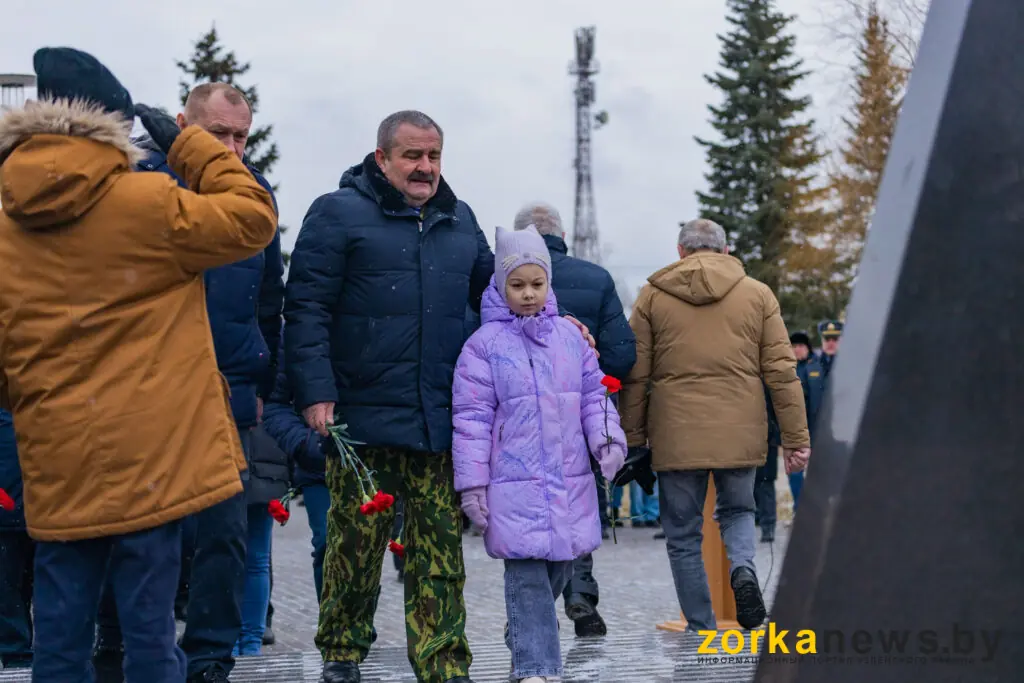 у памятника