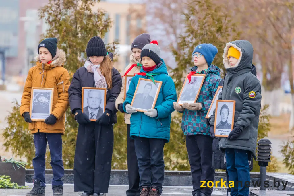 дети с фотографиями в руках