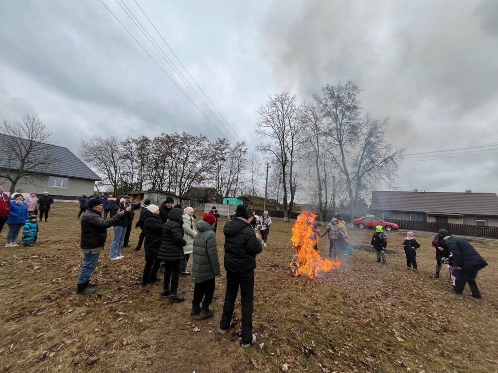 Традиционно встретили весну проводами зимы в деревне Могильно