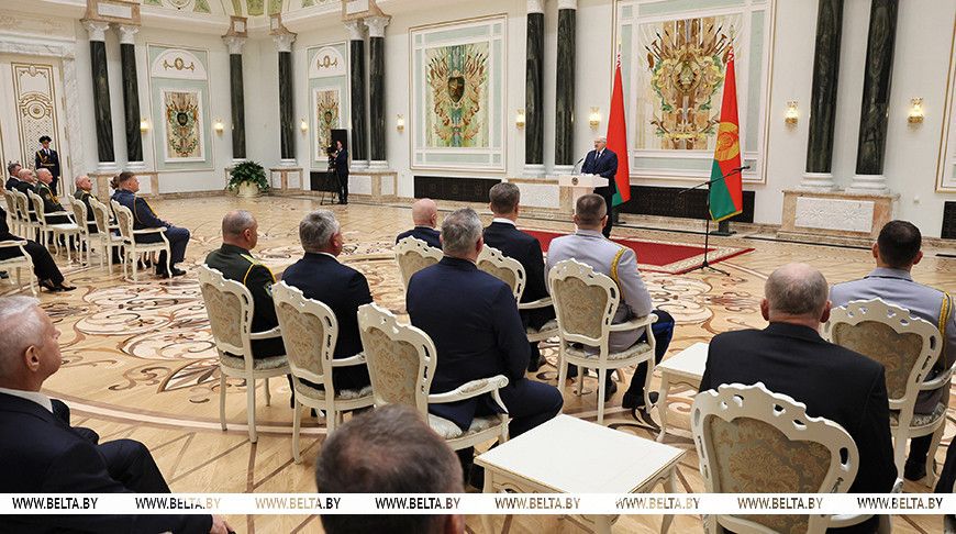 Лукашенко в преддверии священной даты — 80-летия Победы — вручил государственные награды