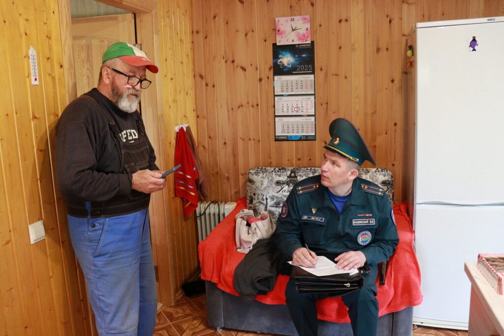 «Дом без пожара» на Узденщине: спасатели работают в Озерском сельсовете