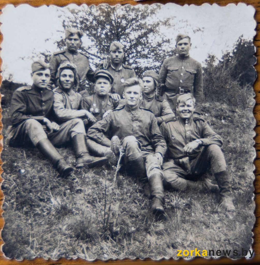 с военными товарищами