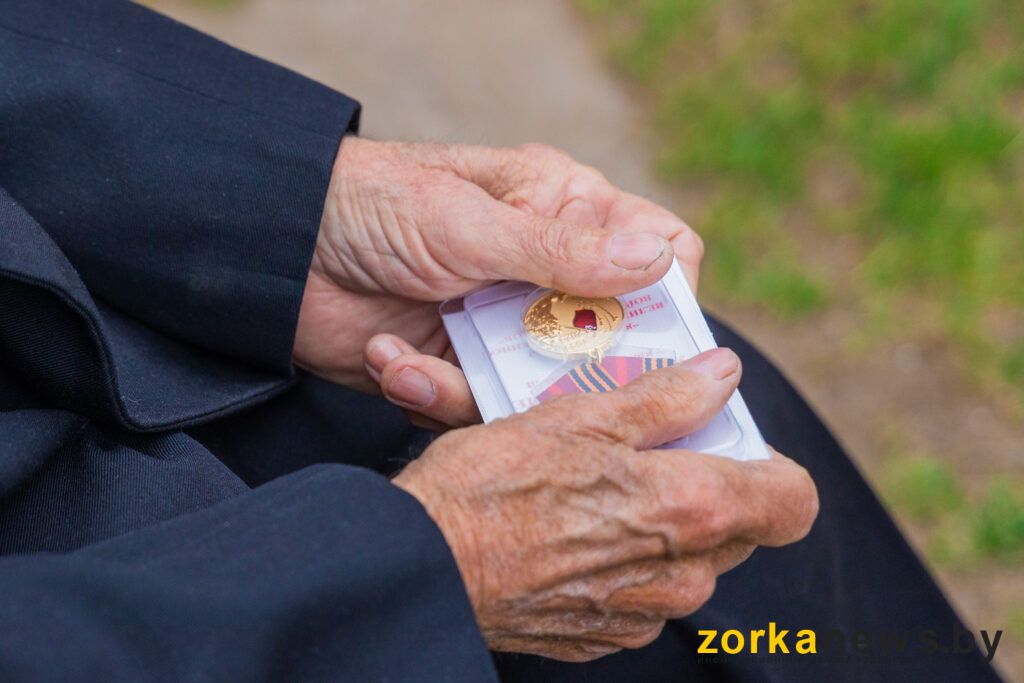 К 80-летию Победы узденскому ветерану вручили юбилейную медаль
