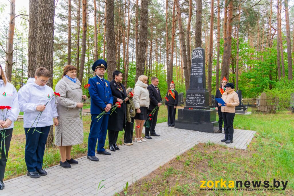 возле памятника