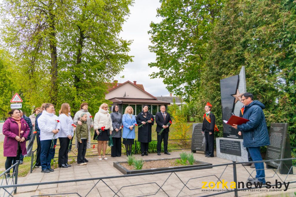 возле памятника