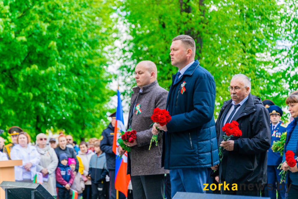возложение цветов к памятнику