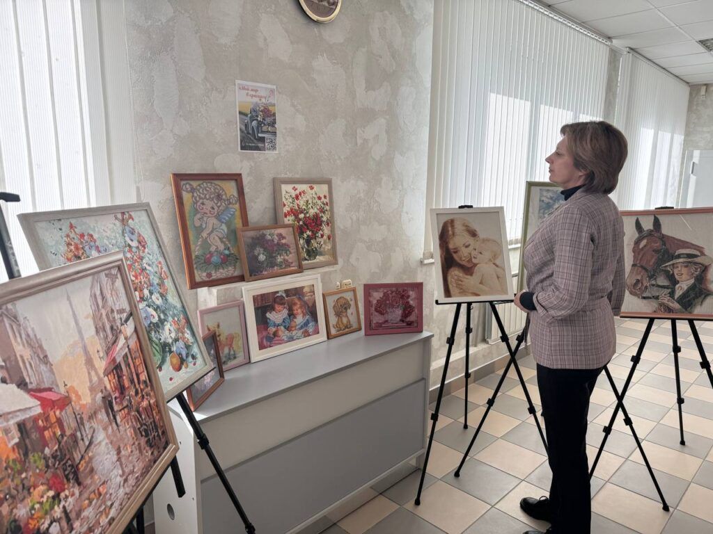 Инклюзивная выставка открылась в Белагропромбанке Узды