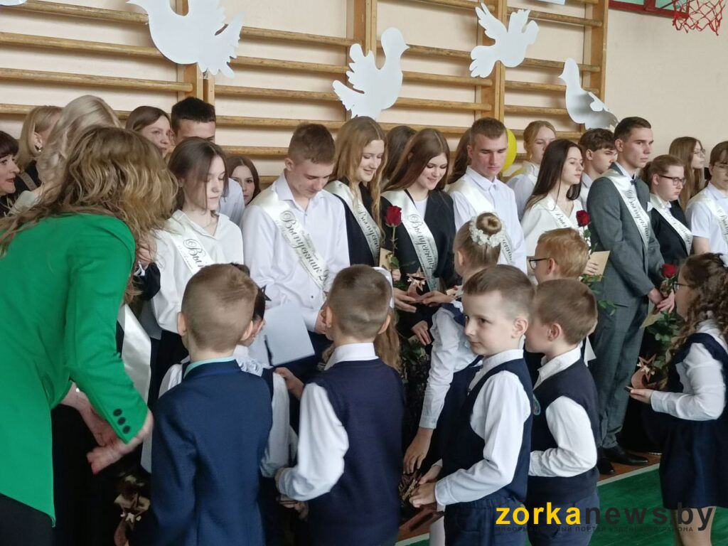 первоклассники дарят сувениры