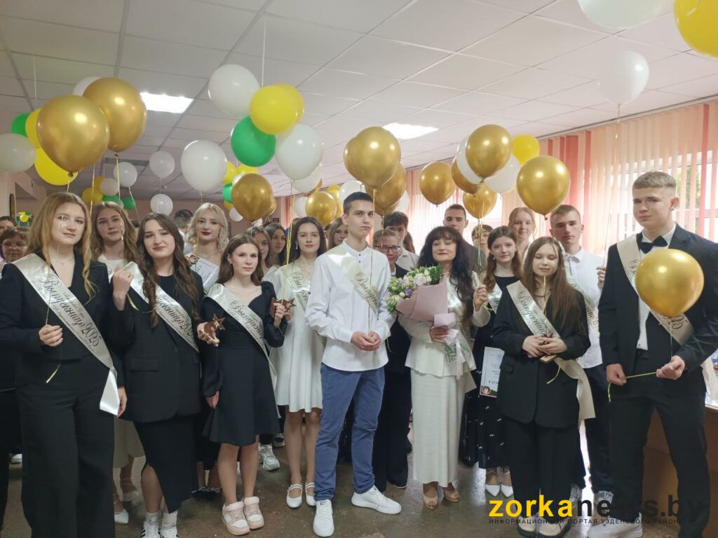 Школьный вальс, дерево на Аллее выпускников и сертификат на 100 тысяч. Последний звонок прошел в городской школе Узды