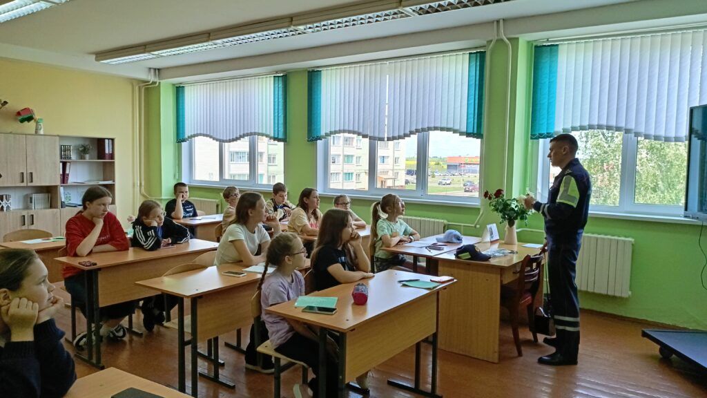 Фликеры на память. ГАИ Узды обучает детей правилам безопасности на дороге