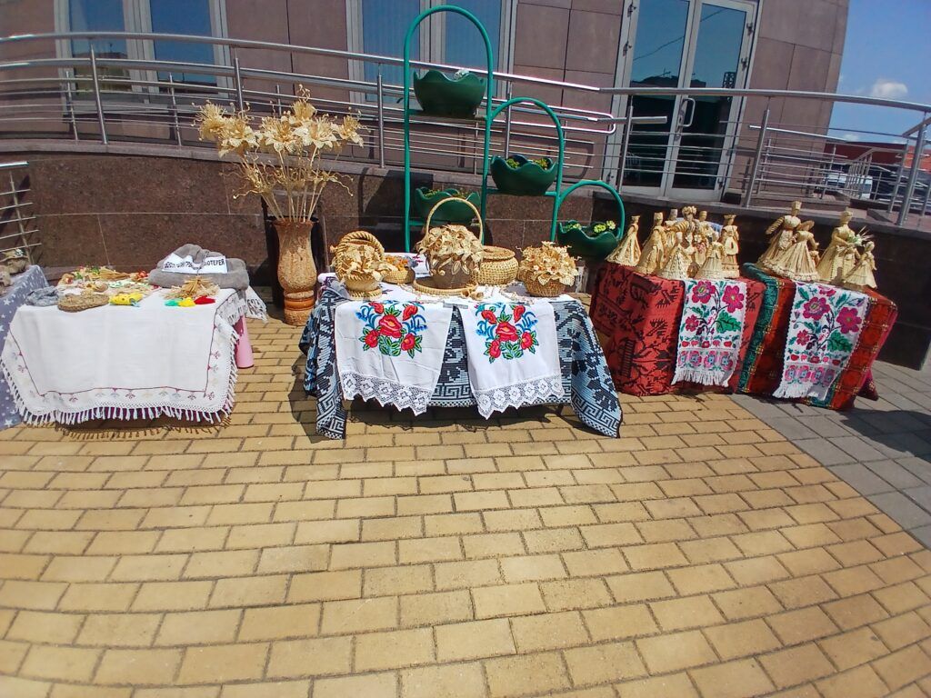 столы
