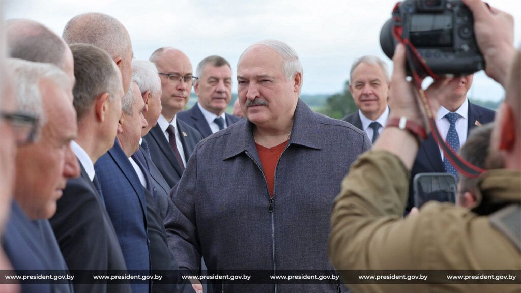 Лукашенко: «Если хотим что-то иметь — надо горбатиться»