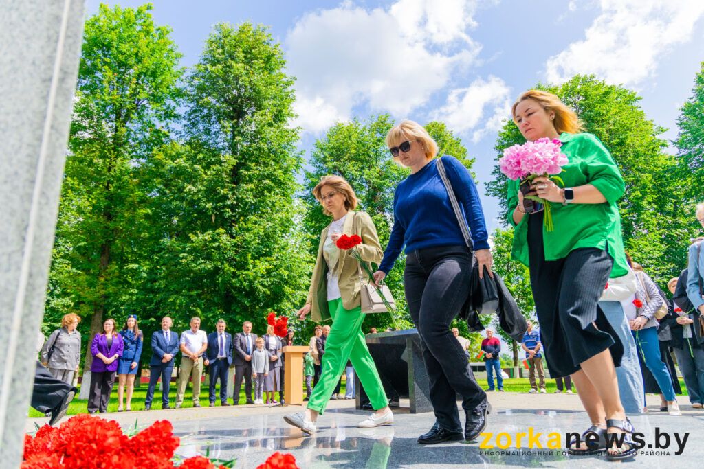 возложение цветов к памятнику