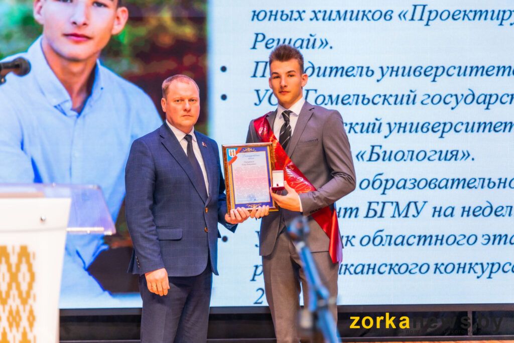 Семь медалей, слова напутствия и прощальный вальс. Районный бал выпускников прошел на Узденщине