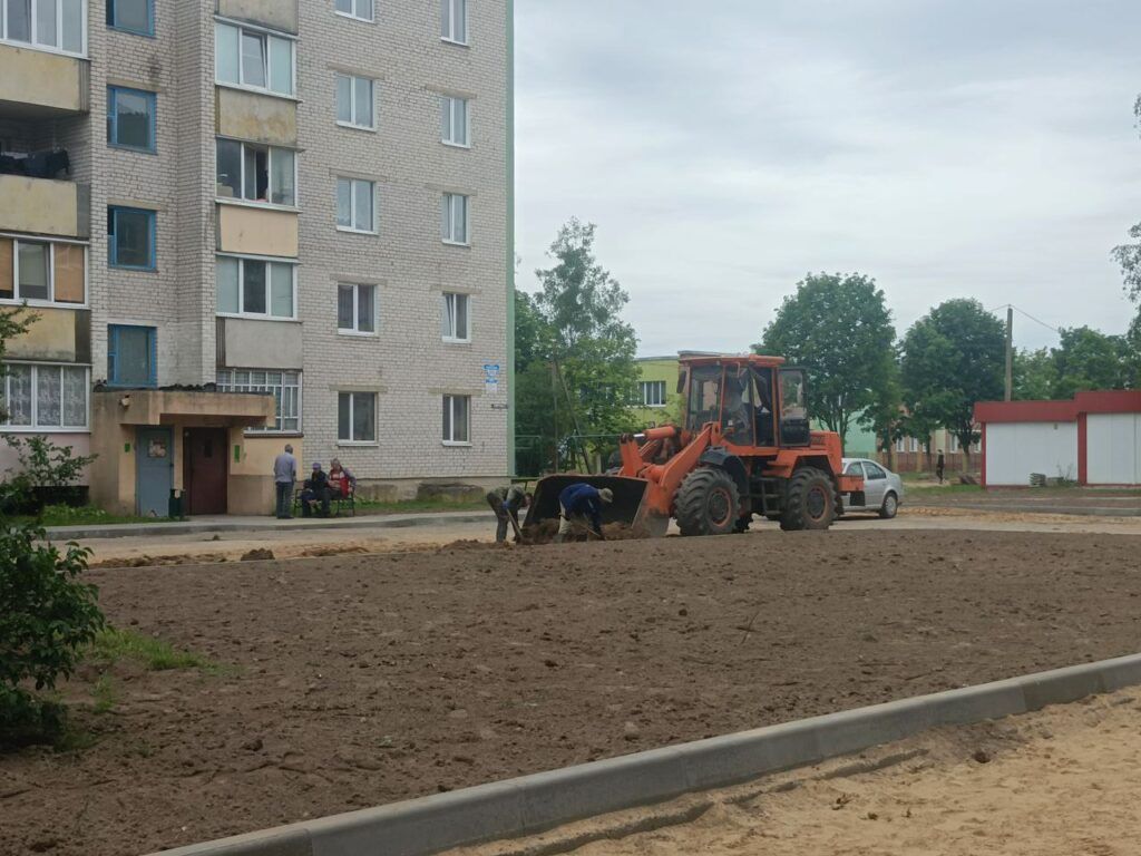 Работники ЖКХ выравнивают грунт, подсевают траву и создают новые клумбы в Узде