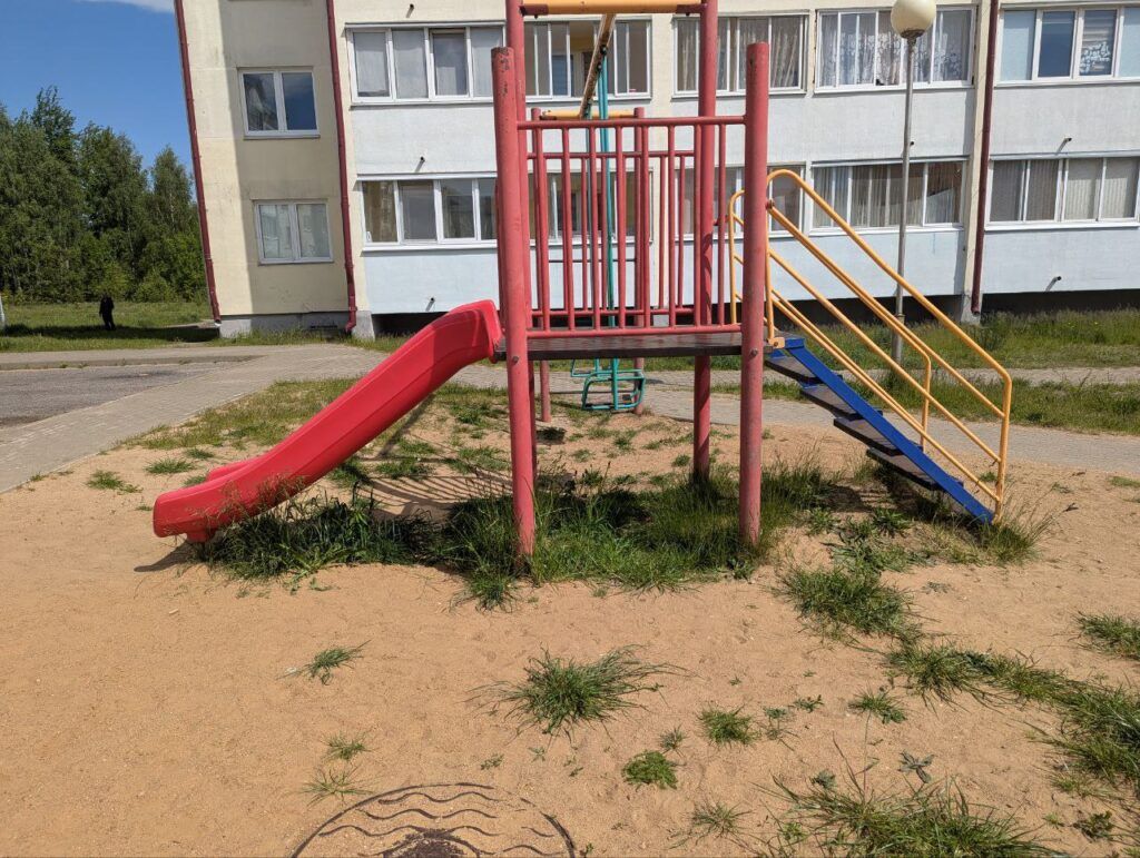 горка во дворе