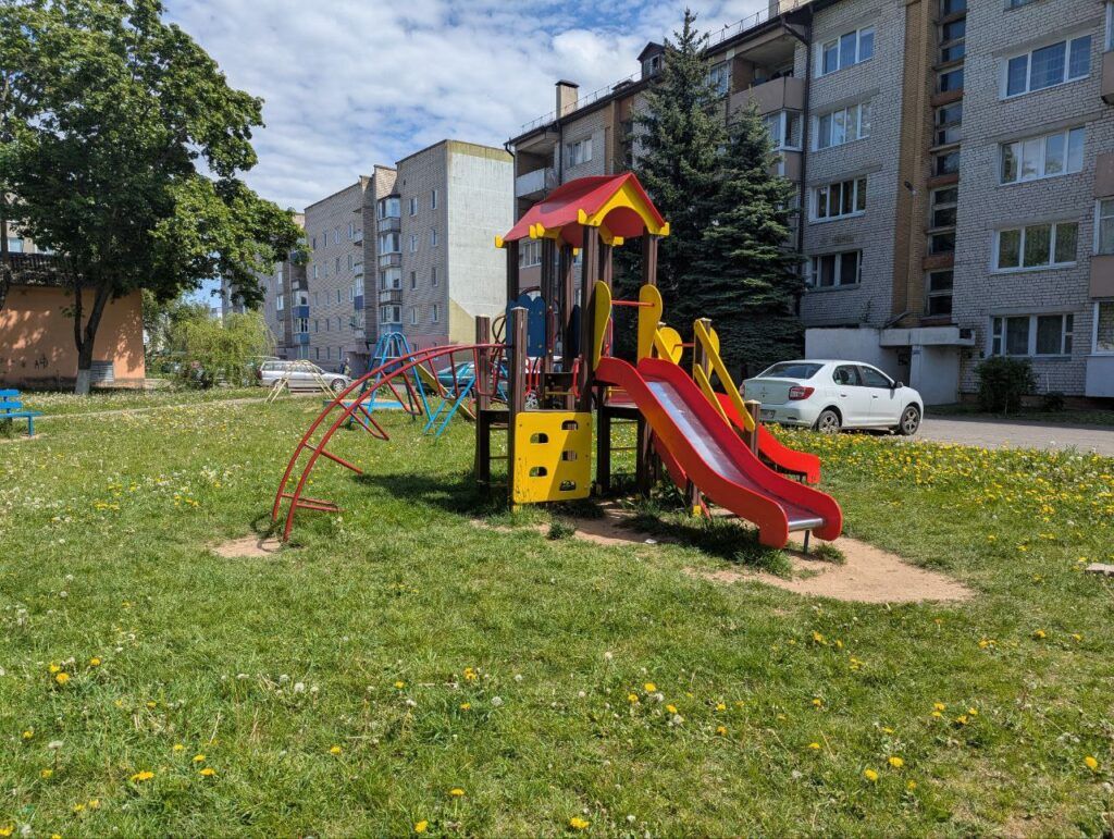 На каких детских площадках в Узде опасно играть детям