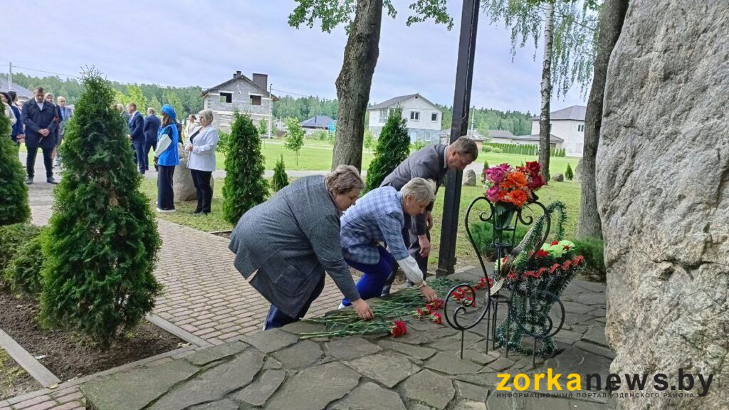 у памятника