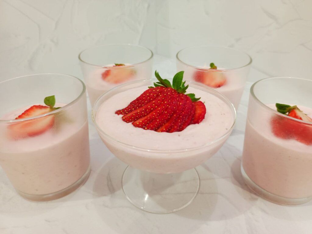 Творожный десерт с клубникой: порадуйте близких нежным вкусом