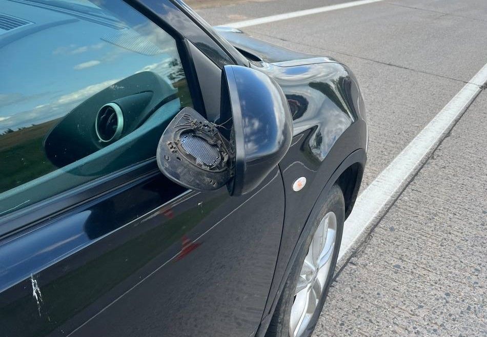боковое зеркало автомобиля