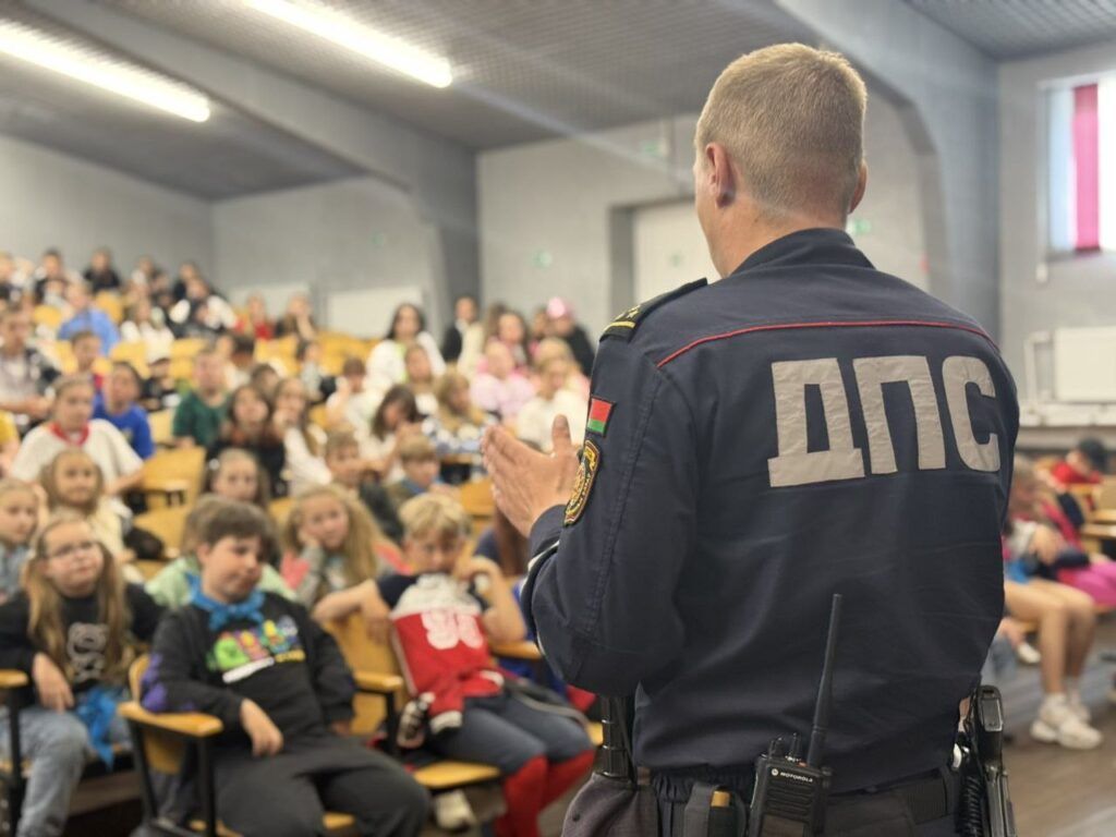 Инспекторы ДПС учат детей правилам дорожного движения в лагерях