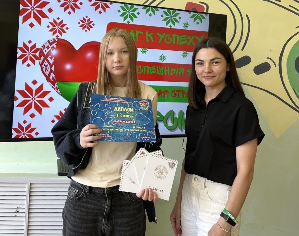 девочка с дипломом