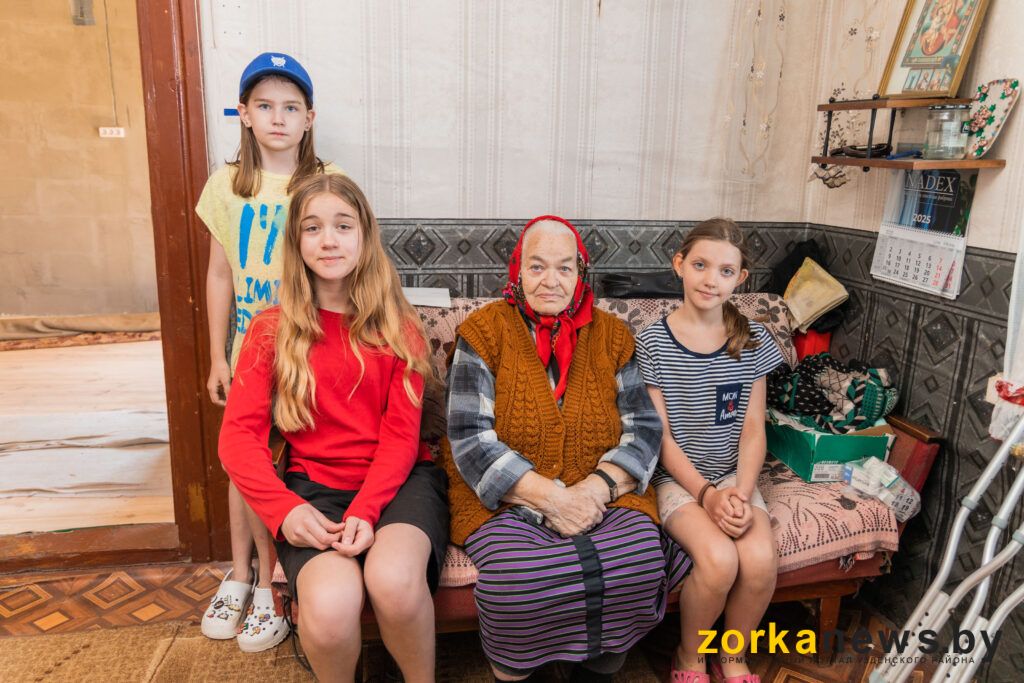 бабушка с внуками