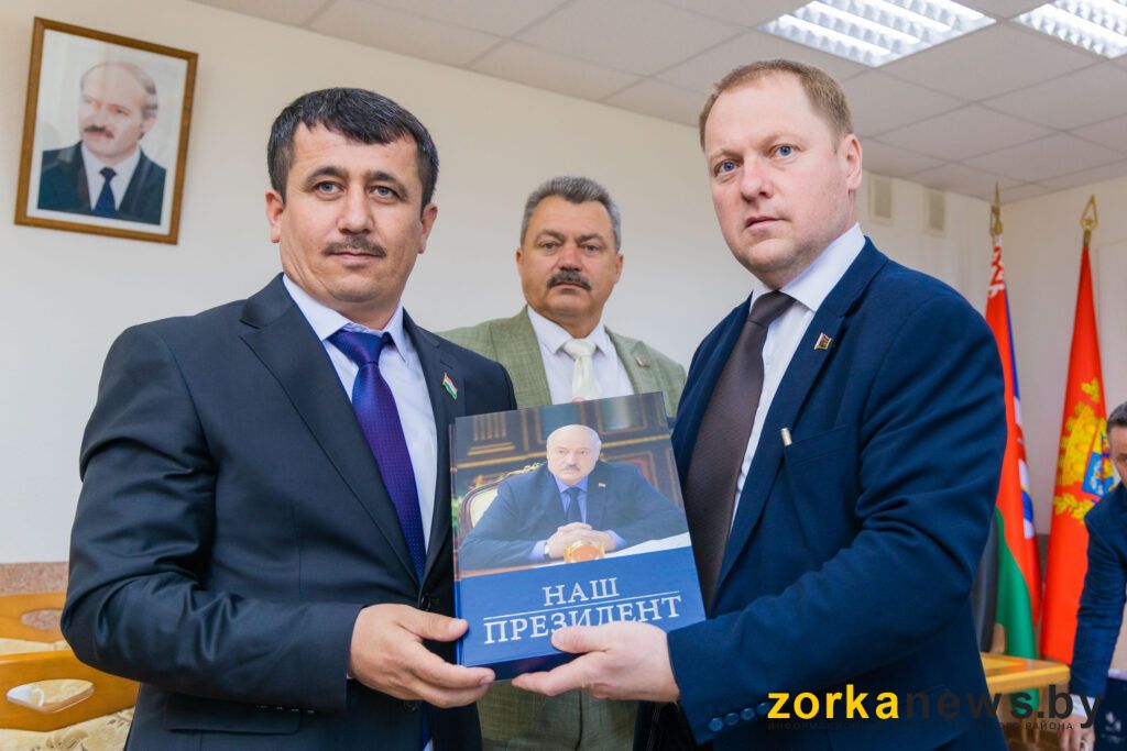 с книгой Наш Президент
