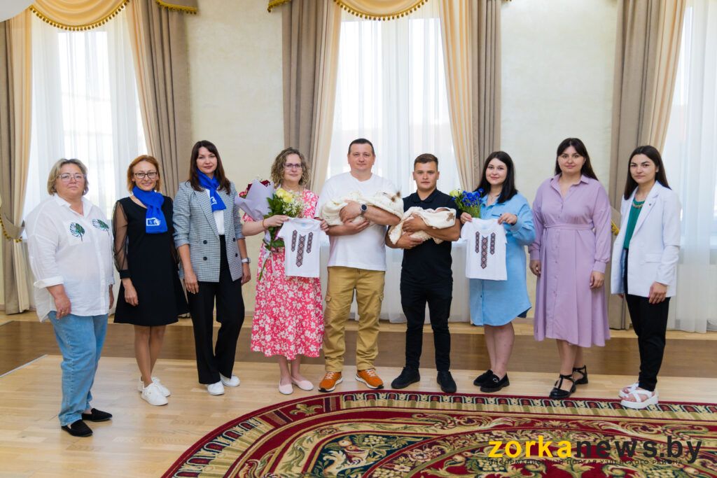 Двум младенцам из Узды вручили вышиванки