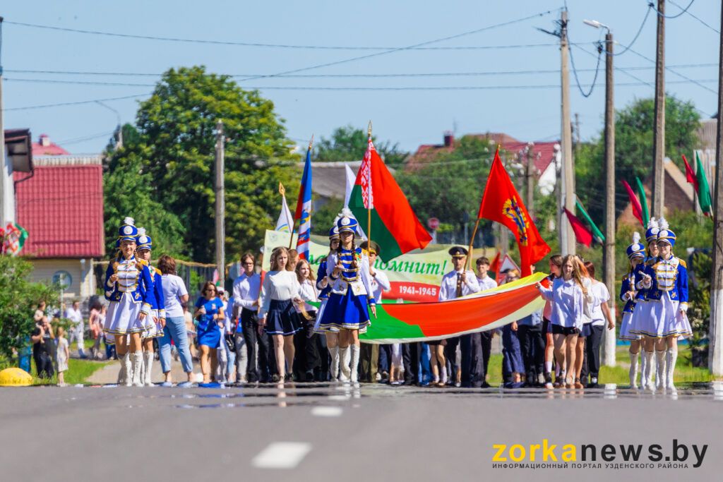 В День Независимости по улицам Узды прошло торжественное шествие