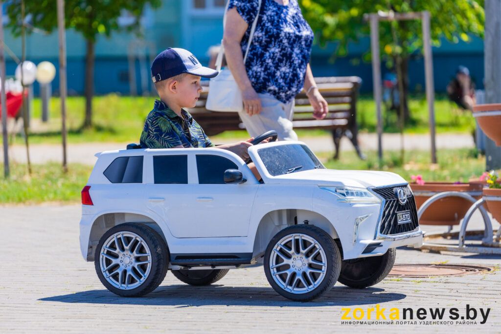 мальчик в машине