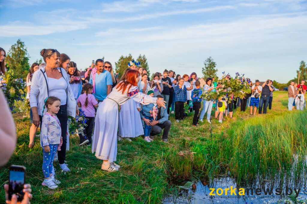 девушка бросает венок