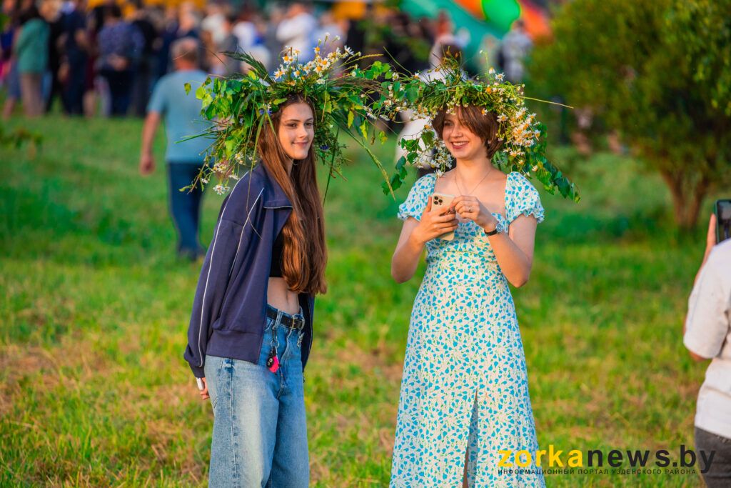 девушки с венками