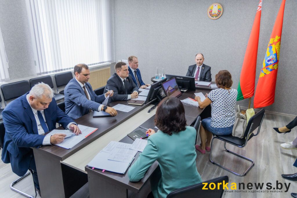 Из-за семейного конфликта перекрыт подъезд к дому. В вопросе смежных участков в Суковцах разбирался губернатор Минской области