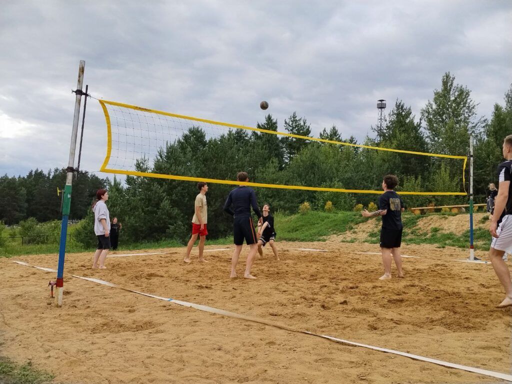 С равным счетом в волейбол сыграли сборная из Узды и отдыхающие лагеря «Буревестник»