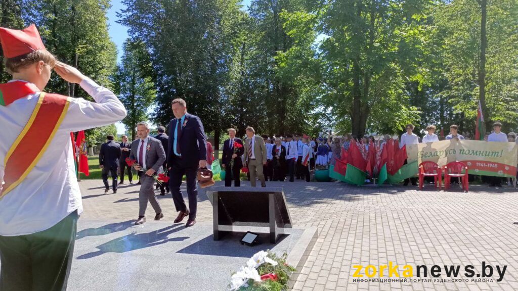 возложение цветов к памятнику