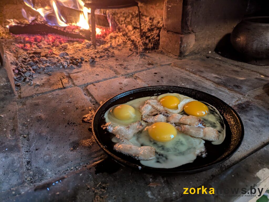 процесс приготовления в печи яиц и сала