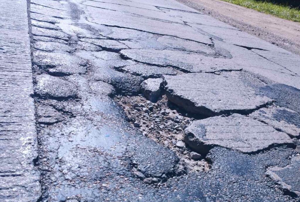 Яма в полколеса. На какую дорогу жалуются жители Узденщины