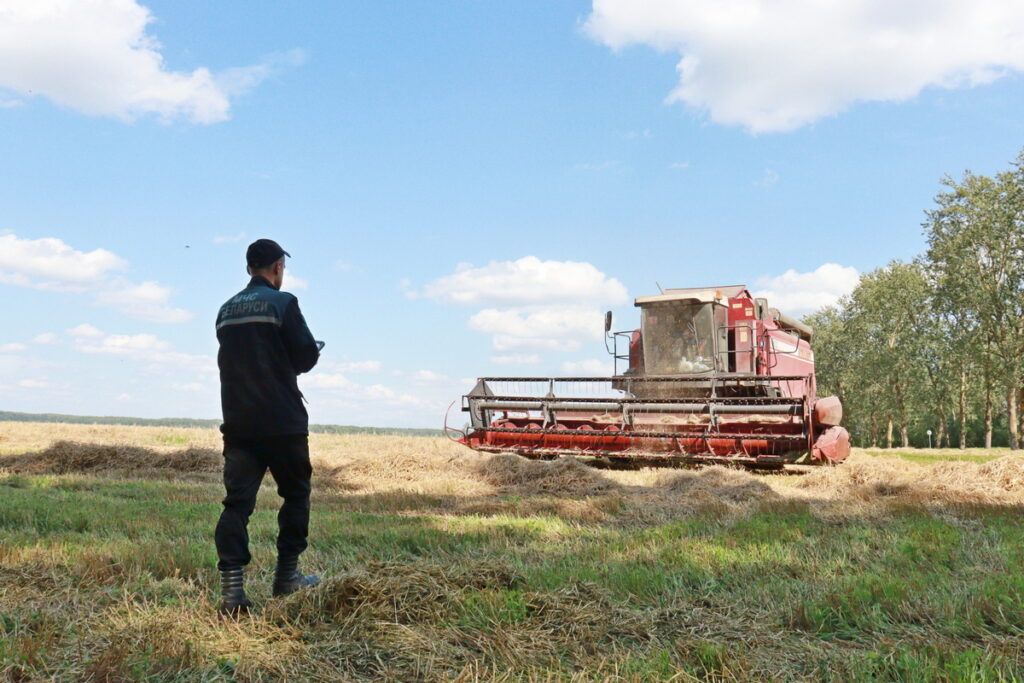 Не допустить пожар. Спасатели Узденщины контролируют уборочную кампанию